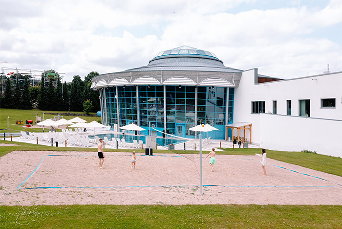 Beachvolleyballplatz mit Außenbecken und H2Oberhof im Hintergrund