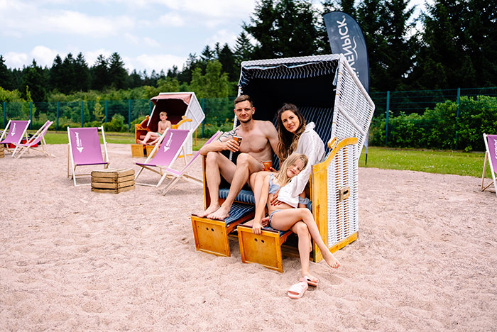 Strandkörbe und Liegestühle auf feinem Sandstrand