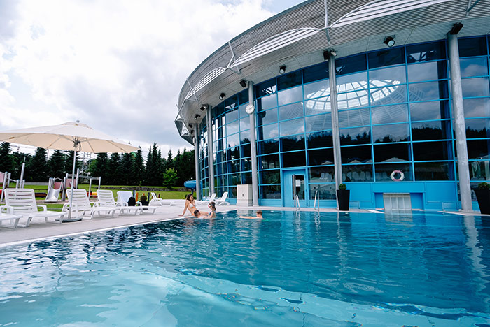 Außenbecken mit Gebäude im Hintergrund
