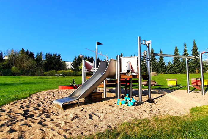 Klettergerüst mit Rutsche