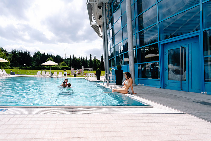 Familie im Außenbecken des H2Oberhof