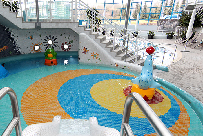 Blick von der Rutsche auf die Spielfiguren im Kleinkindbecken des H2Oberhof