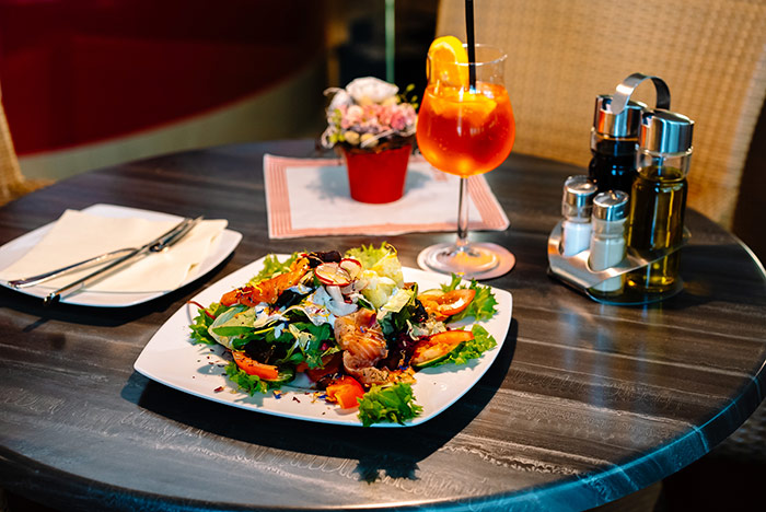 Frisch zubereiteter Salat im Restaurant in unserem Wellnessbereich