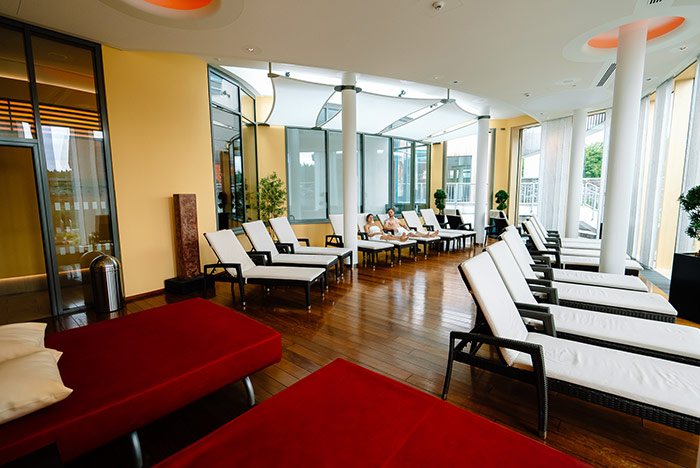 Ruheraum mit Blick zum Saunagarten