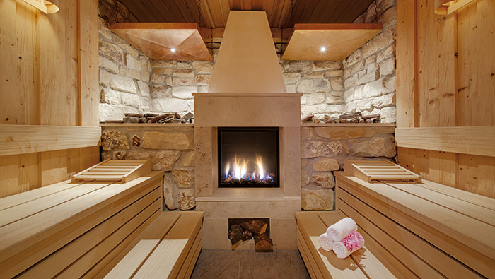 Blick auf den Kamin in der Kaminsauna