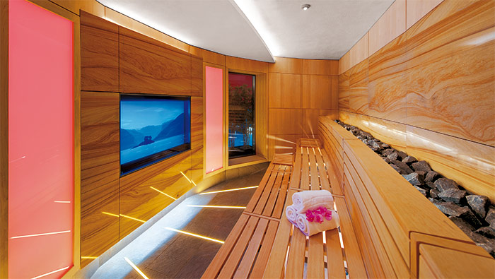 Blick auf die Lichtpaneele und den Bildschirm in der Naturprojektionssauna