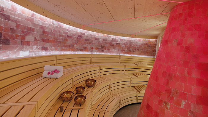 Blick in die Salzkristallsteinsauna