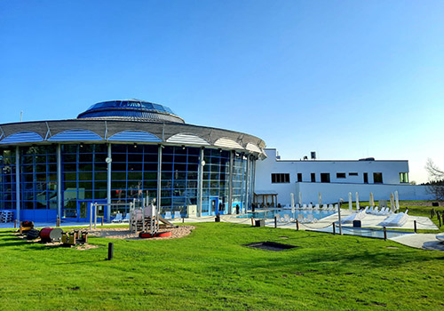 Außenbereich des H2Oberhof mit Liegewiese und Spielplatz
