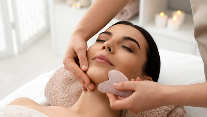 Massage mit Gua-Sha-Steinen