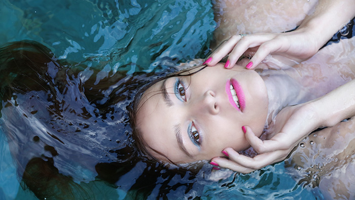 Frau geschminkt in Wasser
