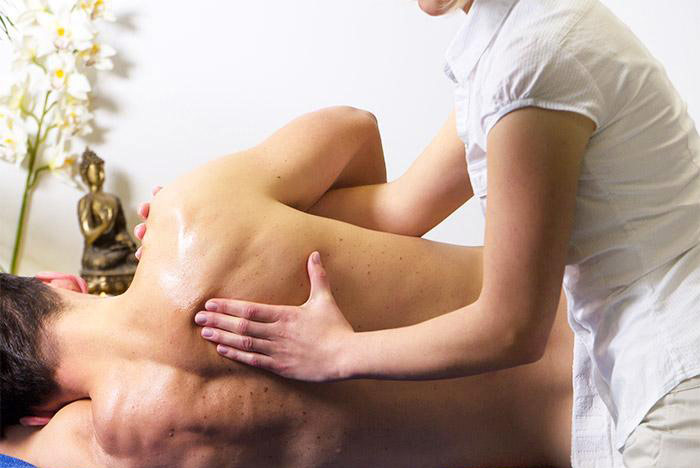 Masseurin bei einer klassischen Rückenmassage