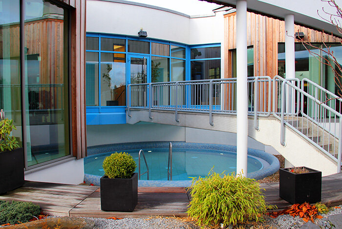 Blick auf das außenliegende Saunabecken