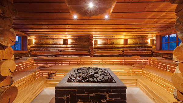 Blick in die rustikale Kelo-Event-Sauna in Holzoptik