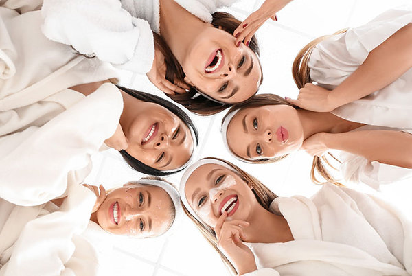 Gruppe von fünf Frauen in Bademänteln
