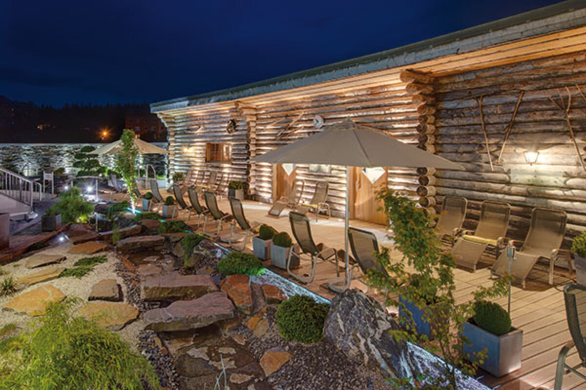 Außenbereich der Sauna, Holzsauna, Terasse, Kneipbecken