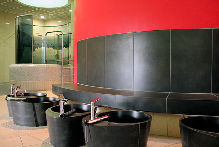 Kneippbereich mit Tauchbecken im Hintergrund