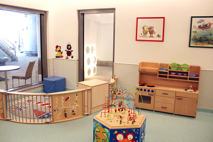 Laufgitter, Motorikspielzeug und Spielküche im Spielzimmer des H2Oberhof