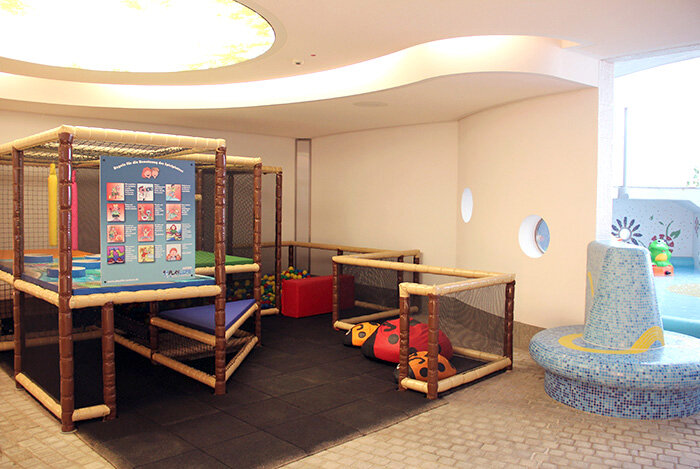 Blick auf den Kletter-Spielturm mit Rutsche und Bällebad neben dem Kleinkindbecken