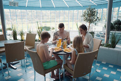 Familie isst im Bistro des H2Oberhof