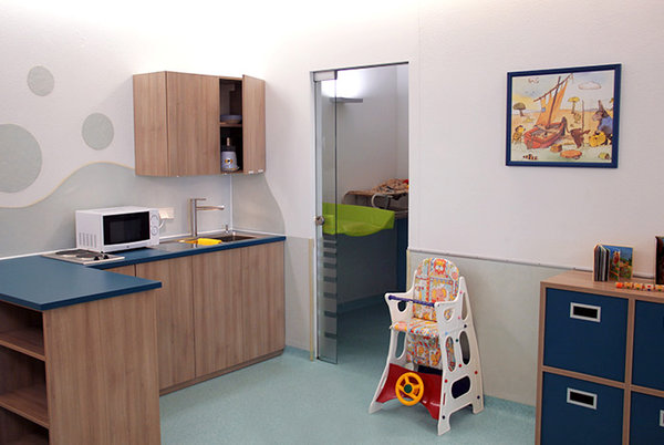 Küchenzeile mit Hochstuhl und angrenzenden Wickelraum im Spielzimmer des H2Oberhof